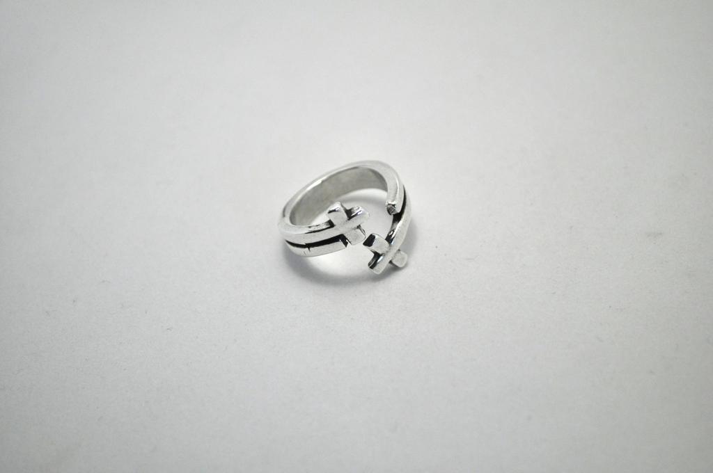 Anillo abierto acabado en dos cruces La Locura De Marnie