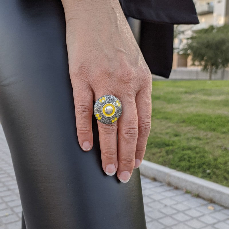 Anillo Esmaltado Africano de " LA LOCURA DE MARNIE "