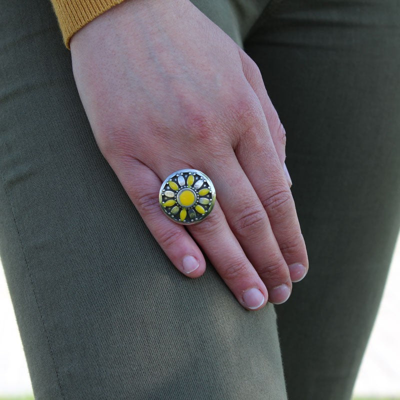 Anillo Margarita con Esmalte LA LOCURA DE MARNIE