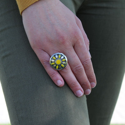Anillo Margarita con Esmalte LA LOCURA DE MARNIE