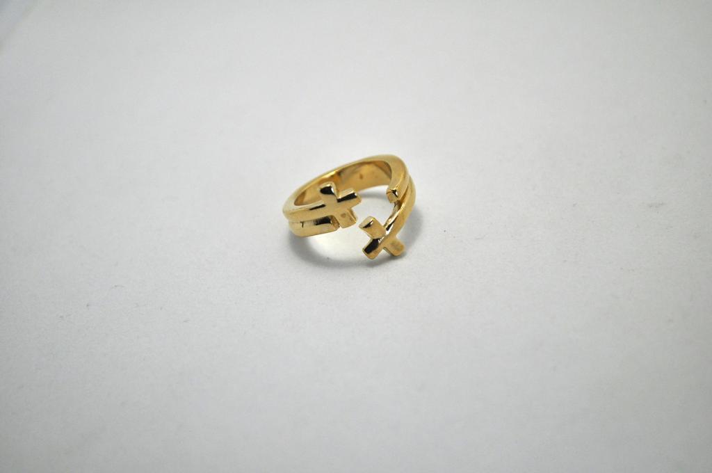 Anillo abierto acabado en dos cruces La Locura De Marnie